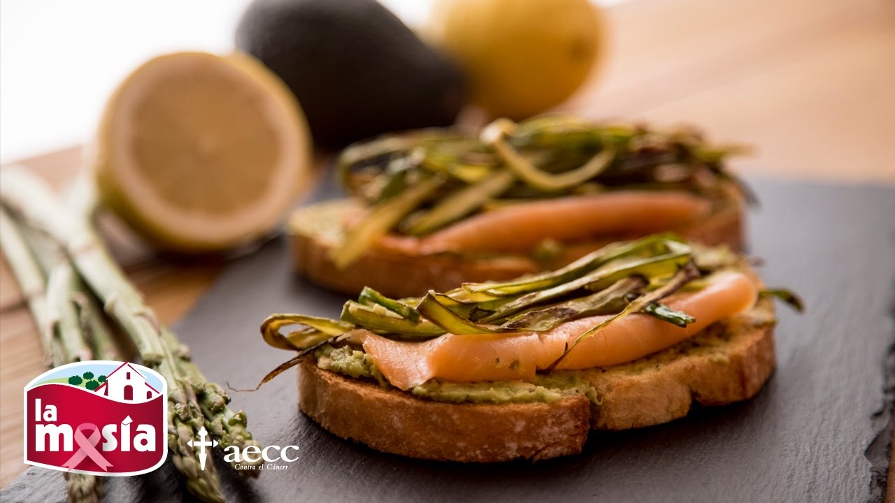 Tosta de salm&oacute;n, aguacate y esp&aacute;rragos verdes