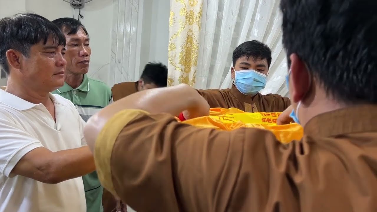 Hiệp Sĩ Nguyễn Thanh Hải Khóc Đến Nghẹn Nhìn Vợ Lần Cuối