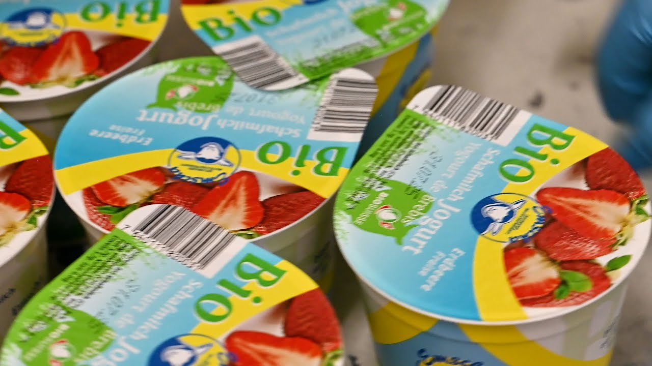 Schafmilch, Erdbeeren und viel Handarbeit: Die Emscha produziert ihre Joghurts von A bis Z selbst