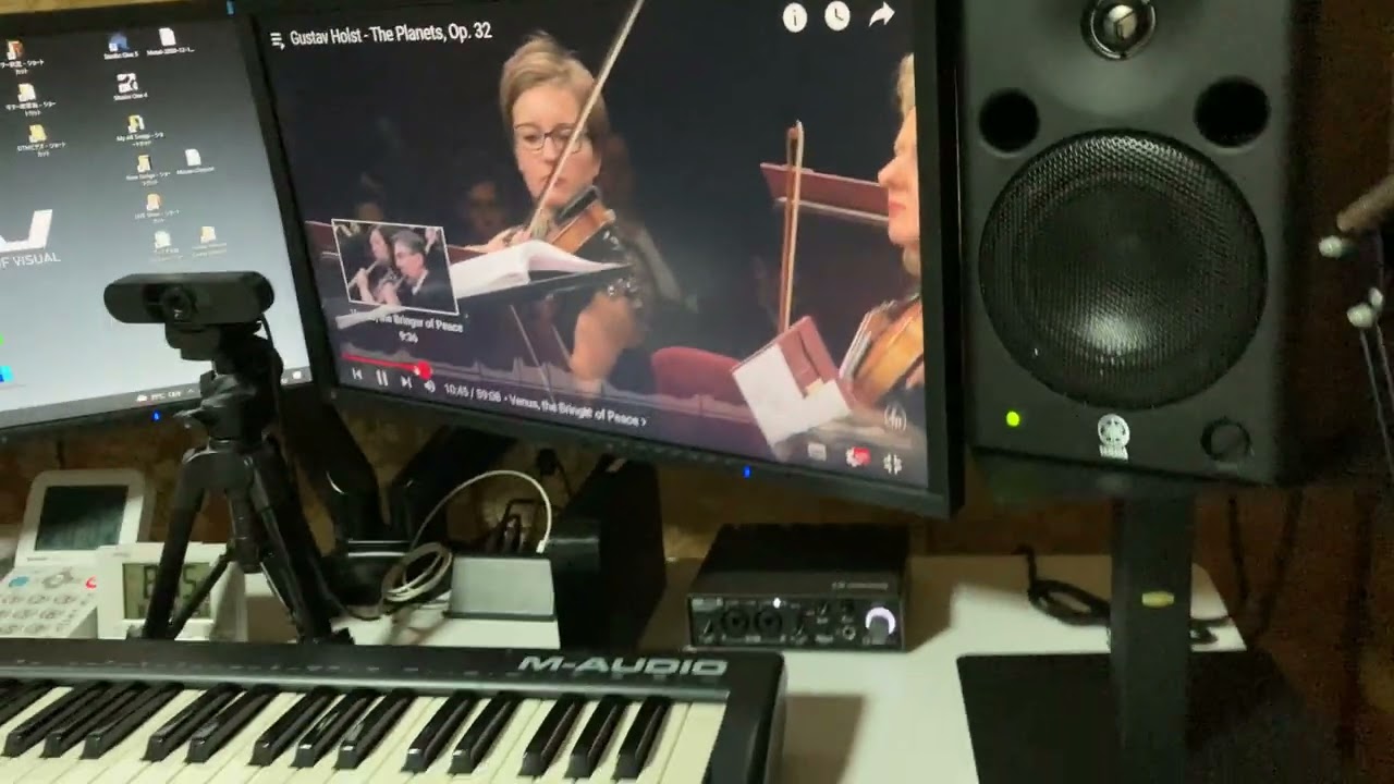 YAMAHA MSP5 Studio and Alebert standing desk