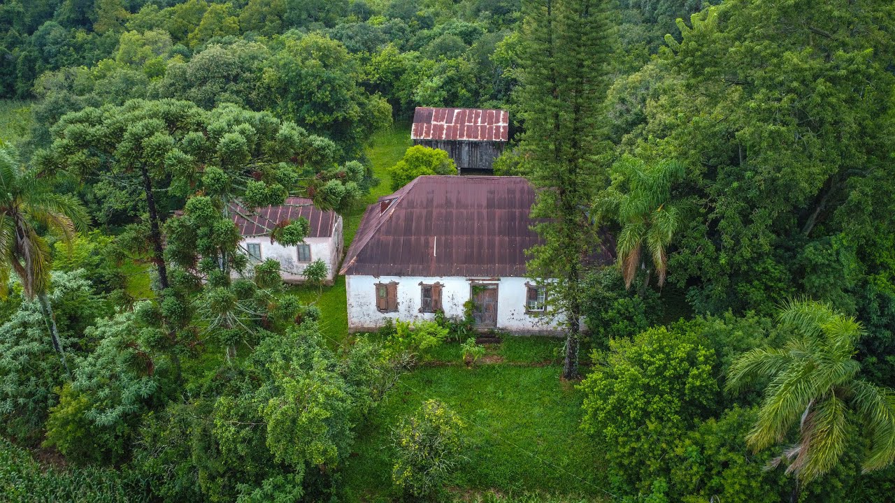 ME SURPREENDI COM TUDO QUE FICOU DENTRO DESTE BELO CASARÃO ANTIGO! * Móveis, louças e até roupas *