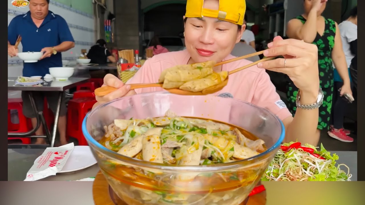 ĐANG ĂN BÚN BÒ BÁNH MÌ TÔ KHỦNG THÌ NGA SUMO BẤT NGỜ BỊ KIỂM TRA BỤNG ĐỘT XUẤT