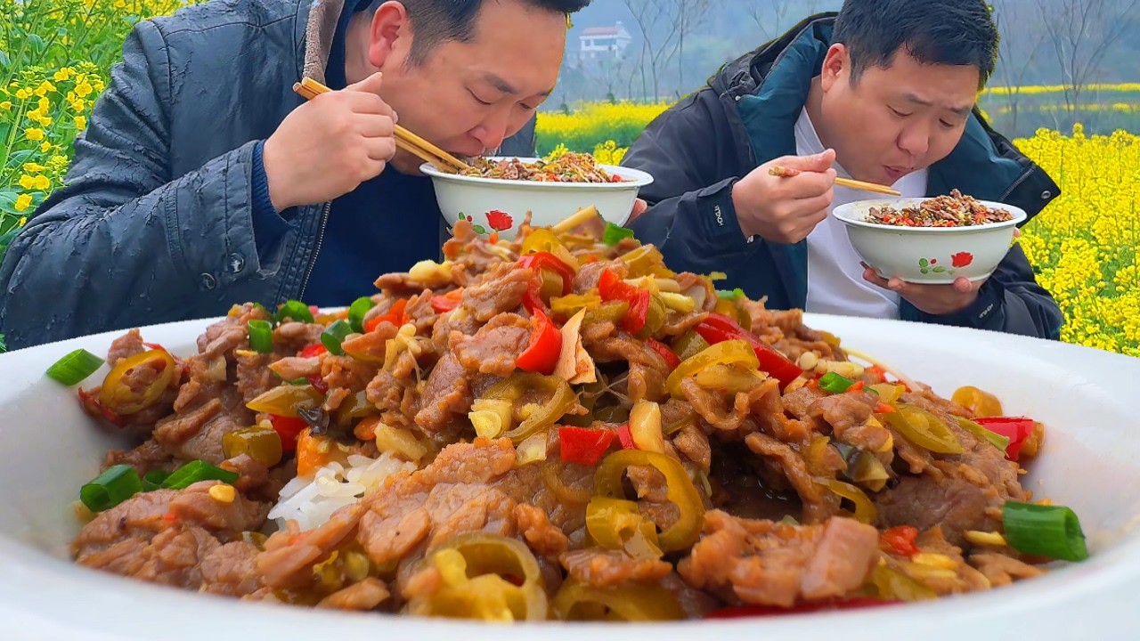 地裡挖點野菜，二弟做“野菜炒牛肉”，香辣下飯兄弟倆吃過癮了【鐵鍋視頻】