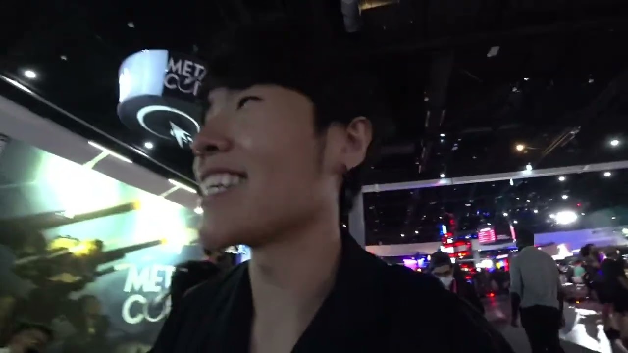 offlinetv in real life streaming at twitchcon mcdxotv mcdxotv 20221007.mkv