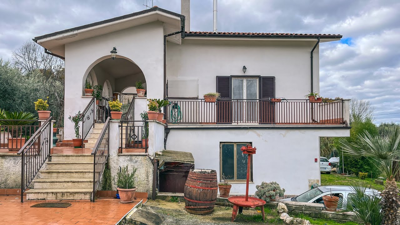 Visita dell'immobile | POGGIO NATIVO (RI), Italia | Ampia villa con vista sul paese in zona centrale