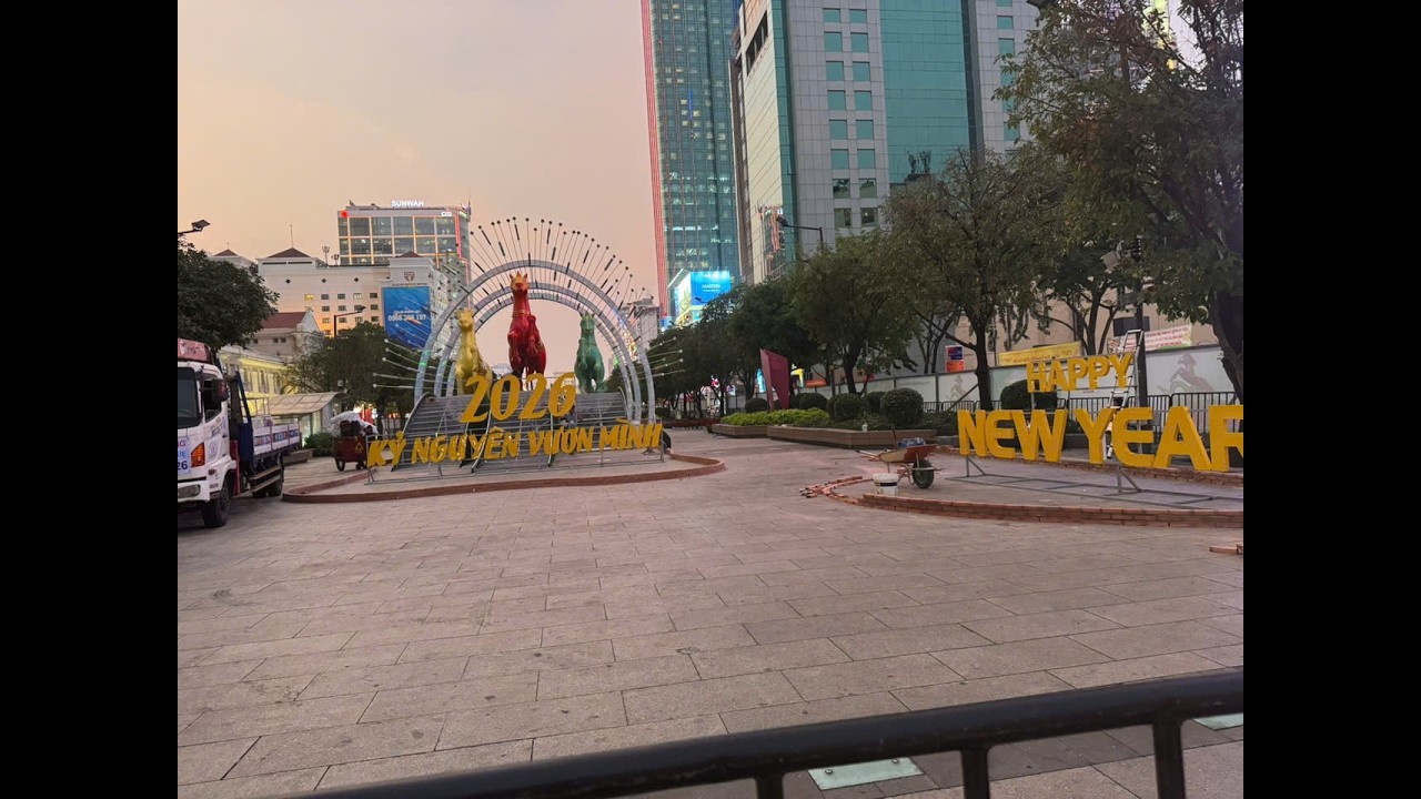 HAI ĐỨA TÔI DẠO XEM SÀI GÒN ĐÓN TẾT