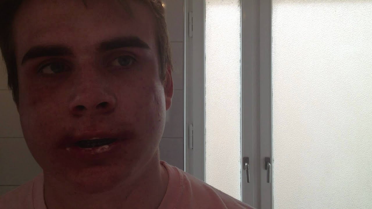 Alfred borstar tänderna