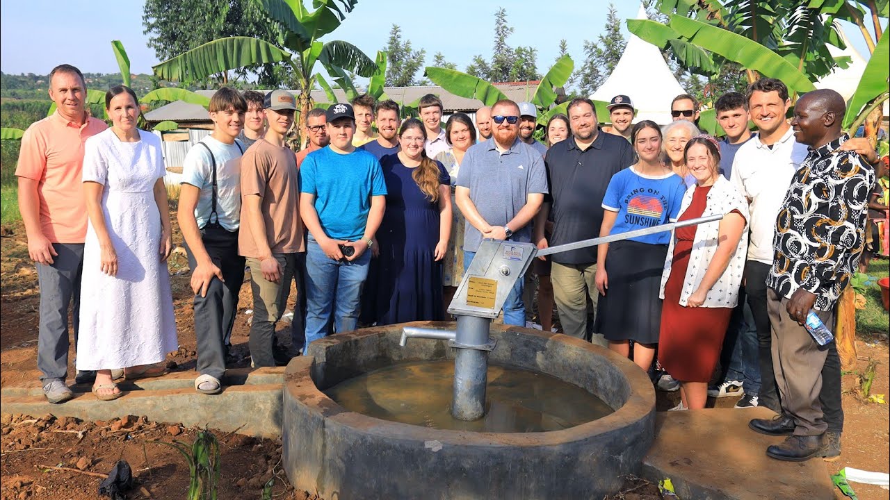 В Уганде состоялось торжественное открытие колодца: #141💧