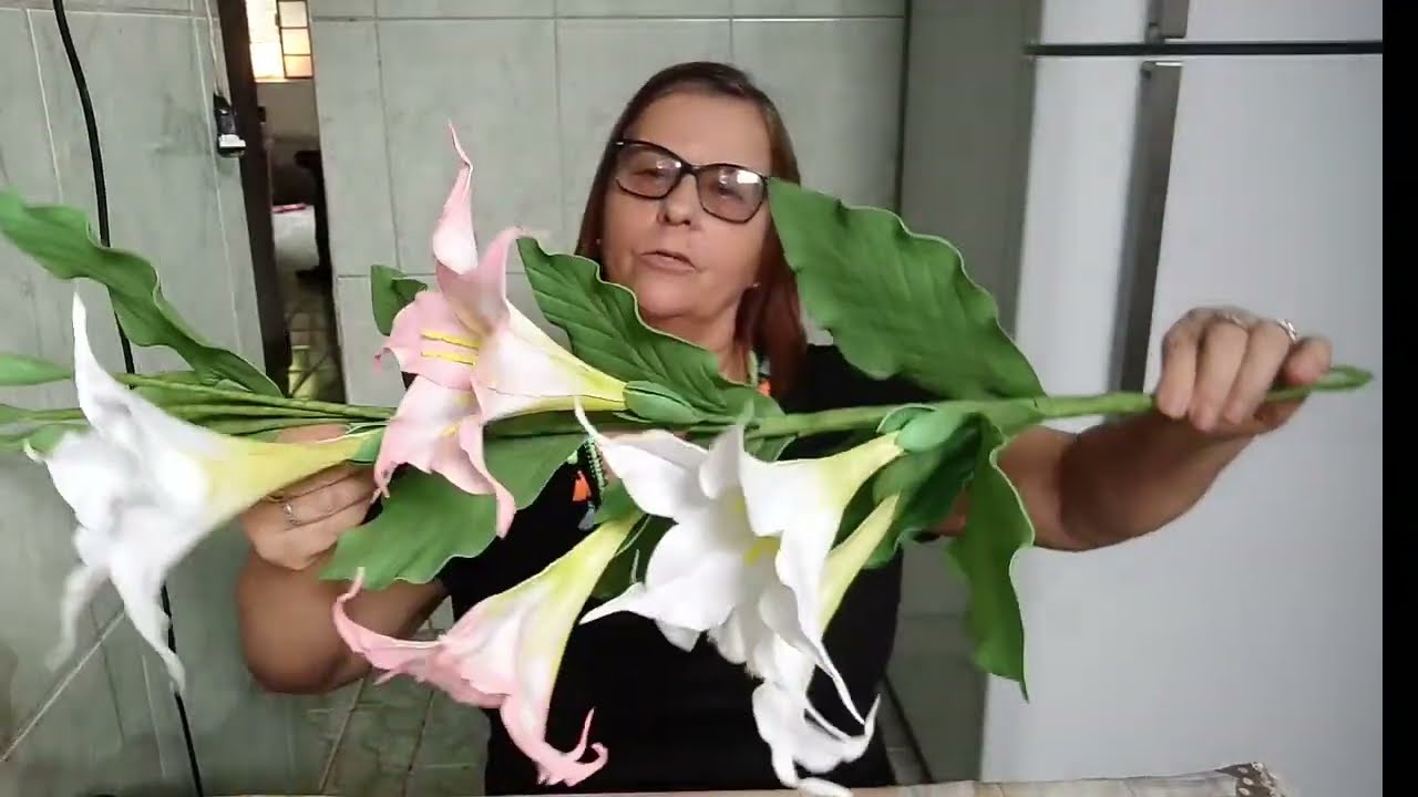 Arranjo com a  flor trombeta de anjo  ( saia branca ) de e.v.a sem frisador