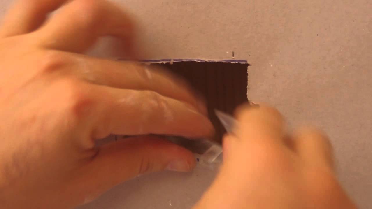 Installing a Wall Plate with a C Clip into Gyprok or Plasterboard