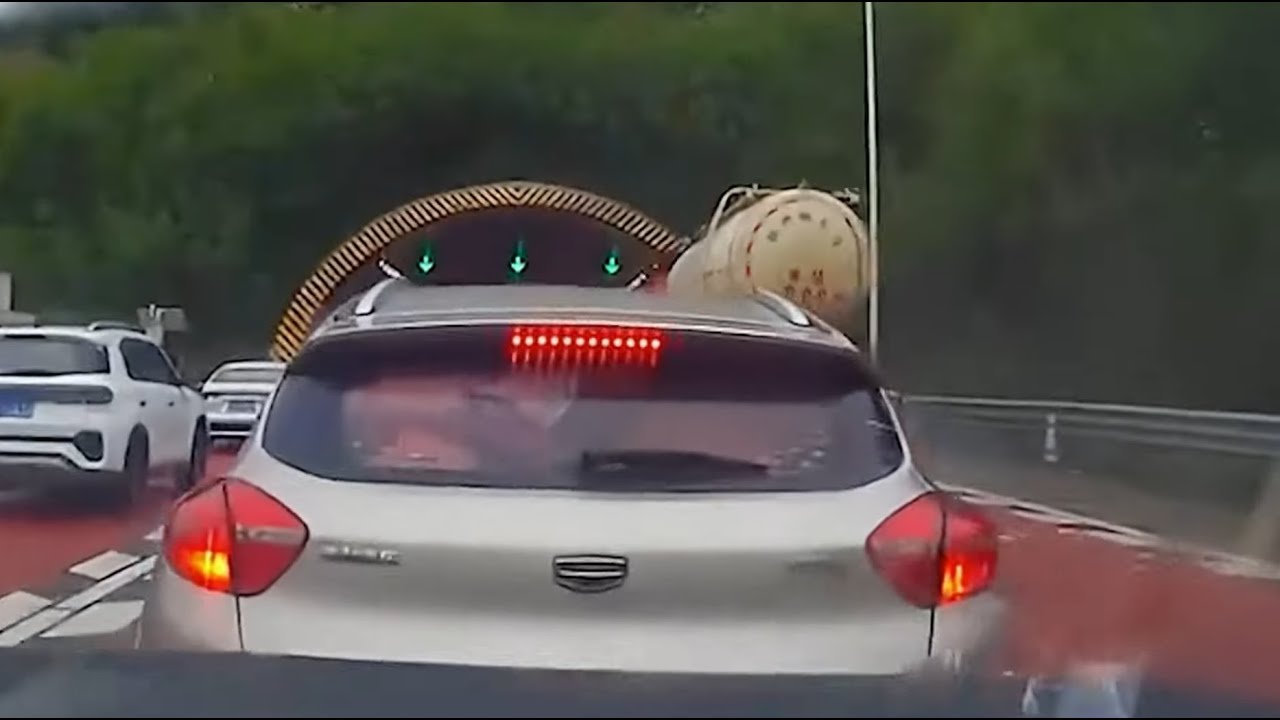 注意车速，保持安全车距，谨防追尾