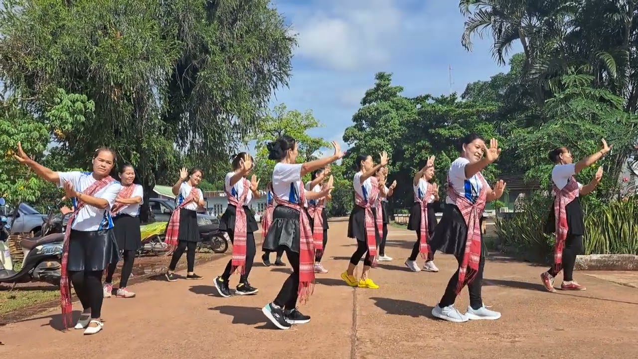 บูชาแม่บายศรี ออกกำลังกายเพลงช้า ชมรม สว.อ.บ้านม่วง by ครูศรี