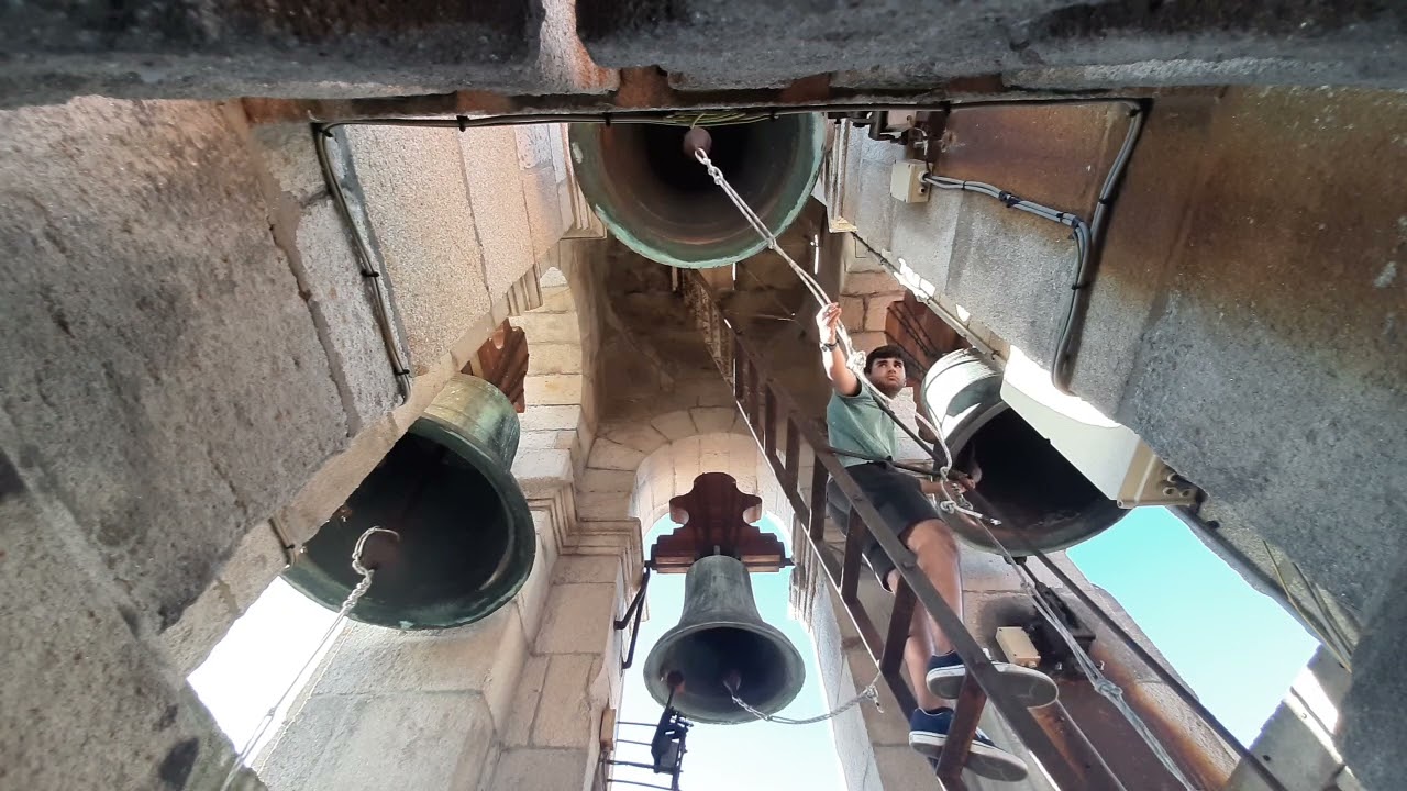 Gran repenique solemne de campanas, salida del Cristo de la Victoria/Vigo.