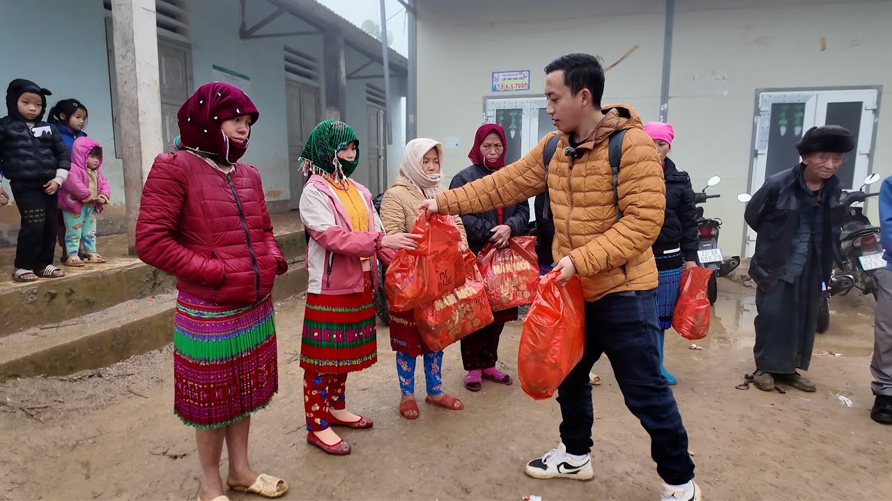 Bất ngờ tin vui 10 hộ Há Đề nhận quà đón Tết . Thào Mí Linh 