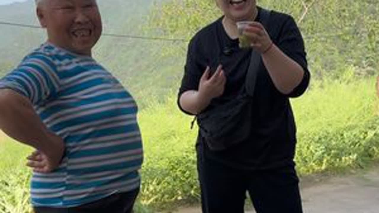 在阿姨家收腊肉，临走时阿姨热情推荐自家茶叶，一提到白茶，正愁找好货的我一下来了精神，第一次收白茶，这醇厚茶香、山野韵味，这么珍贵的好茶，必须带回来让大家尝尝！#三农 #我的乡村生活 #老树茶#大...