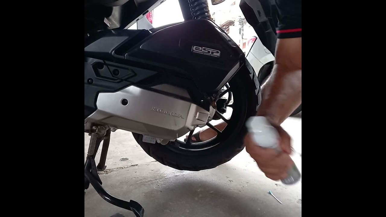 Aplicando reparador de pneus ( VACINA ) HONDA ADV 150cc