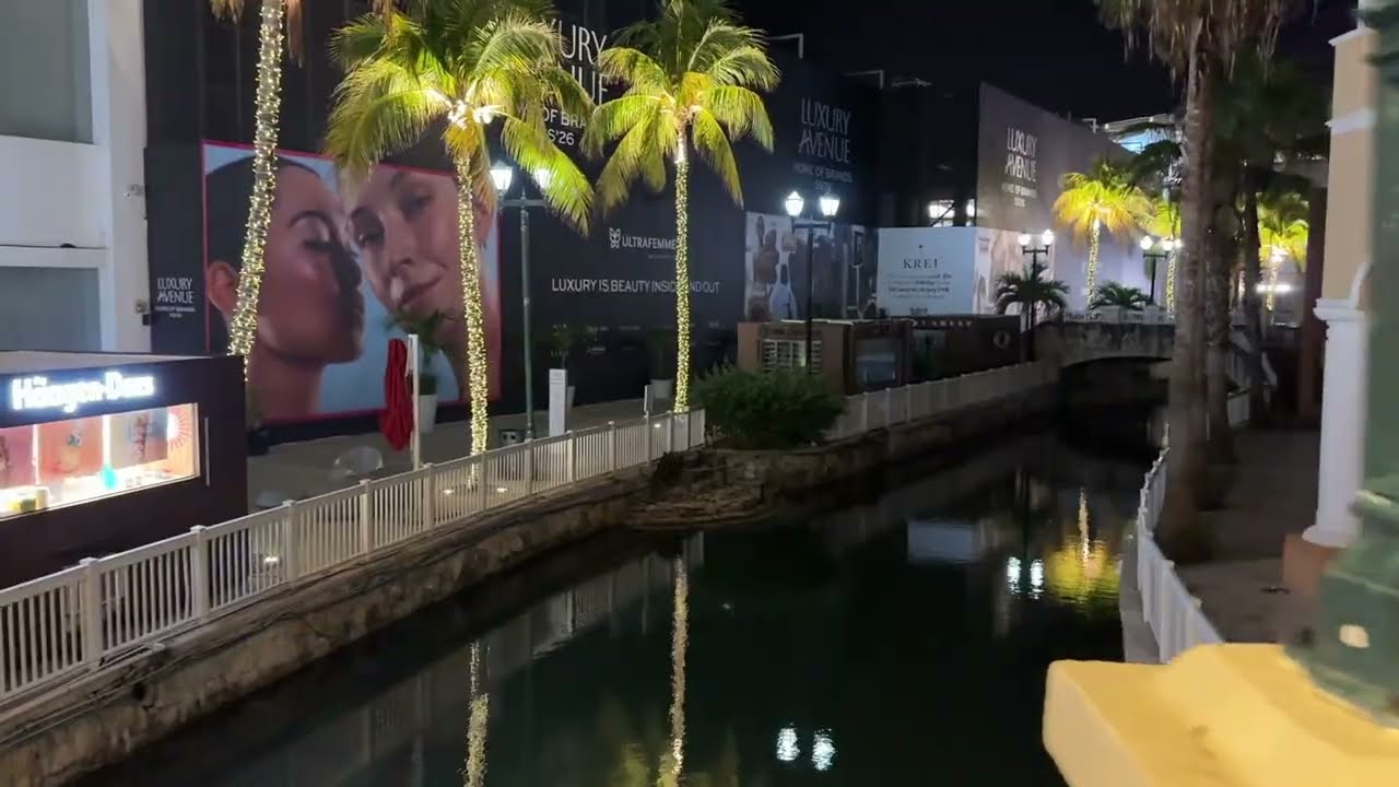 La Isla Mall Canc&uacute;n Mexico The Mall On An Island