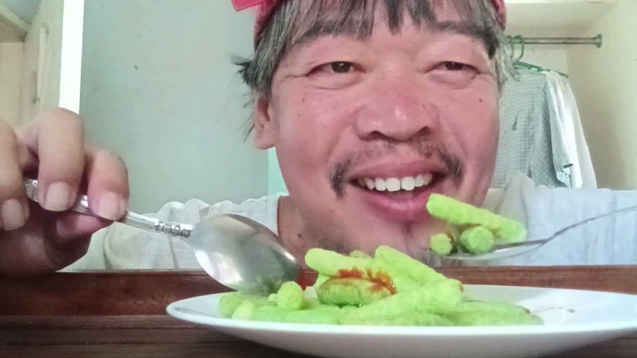 Sakuragi eating VEGETABLES SNACKS with ketchup.
