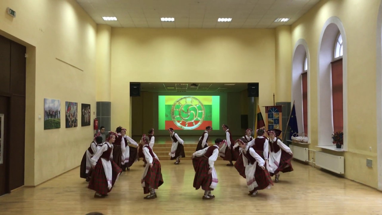 Gaspadinės / Liaudiškų šokių studija „Šermukšnėlė“