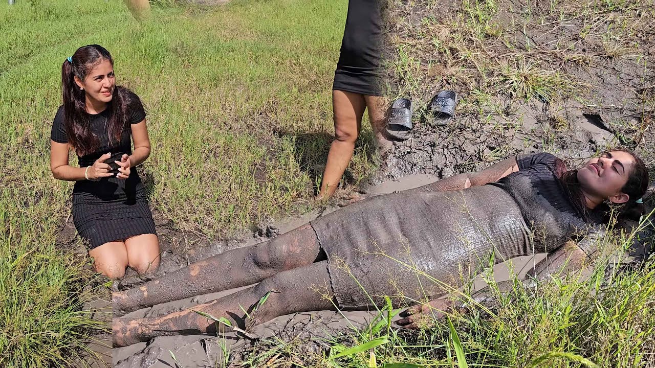 Roxana no dudo en revolcarse en el lodo y pidió ayuda del mas halla.