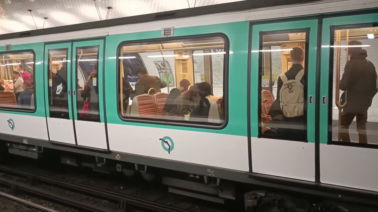 METRO PARISIEN Station Ménilmontant