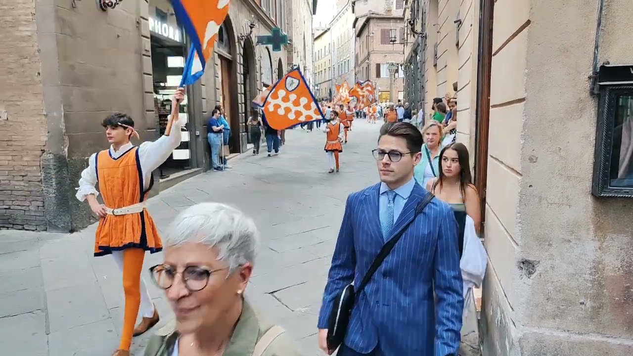 il rientro della Contrada del Leocorno dal giro di visita e omaggi alle Consorelle 2024