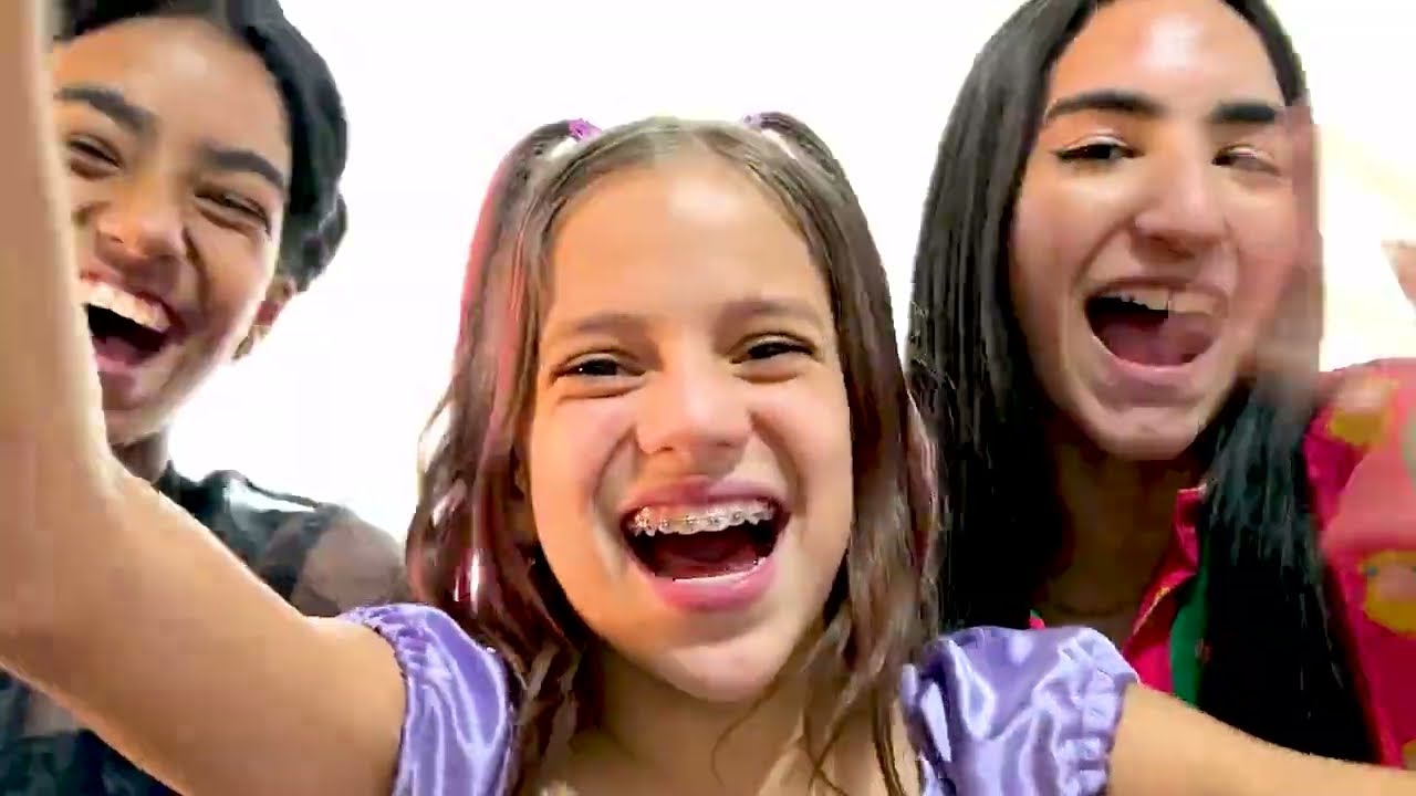 Rafinha e Jessica vão para uma festa na escola