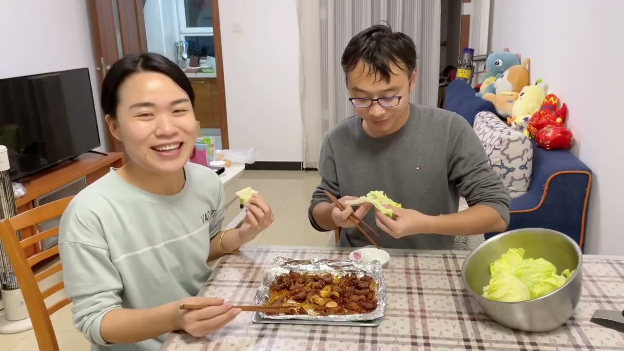 媳妇拍视频获奖888元，小两口做大餐庆祝，老公对着酒瓶就吹 #北漂  #生活vlog  #美食