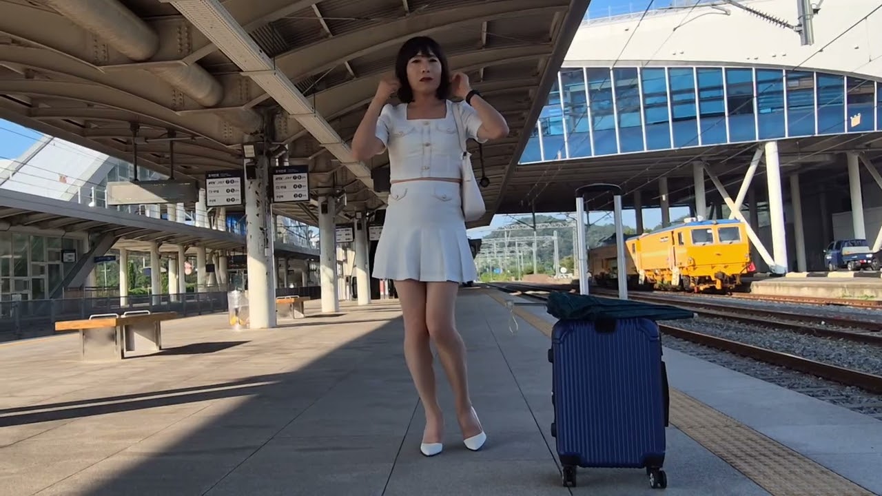 Returning by train, jina crossdresser 
