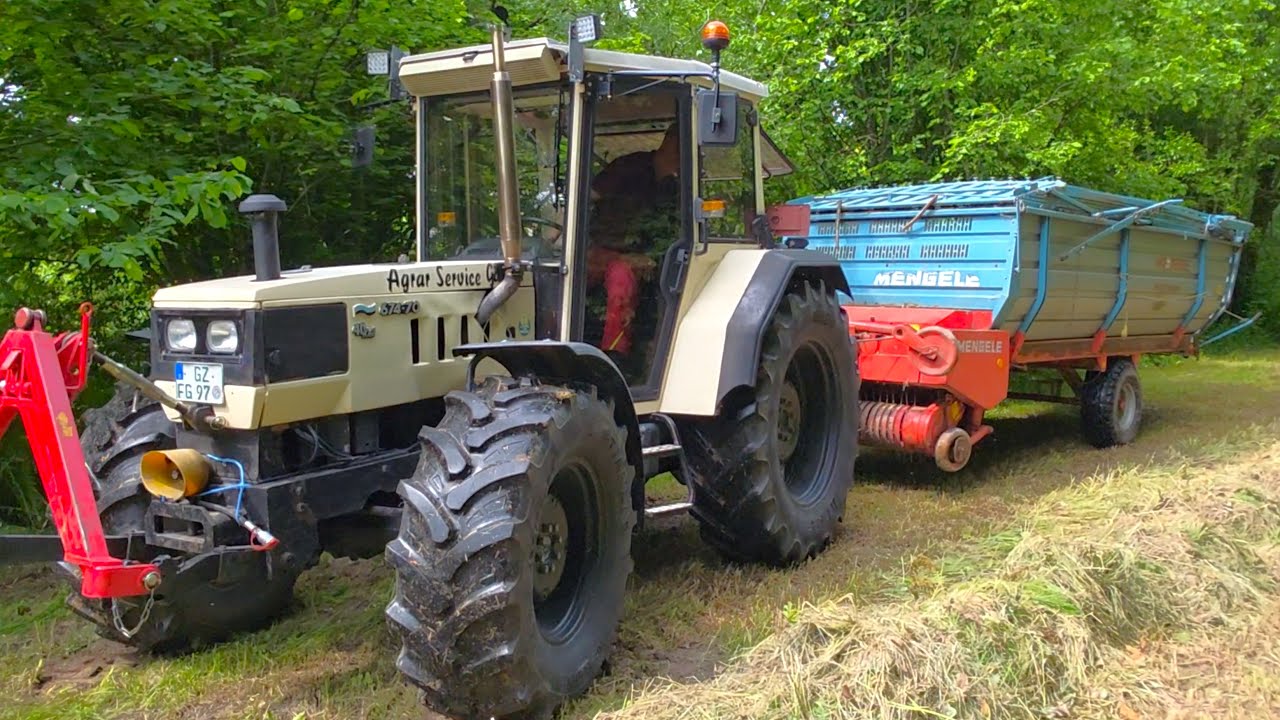 Lamborghini 674-70 plus 40 km/h mit Mengele LW 310 Quadro Baujahr 1984 lädt altes Gras in Sumpfwiese