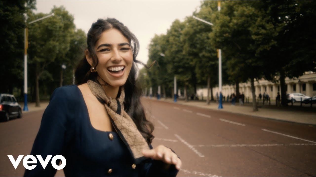 Izzy Escobar - Sunny in London (Official Music Video)