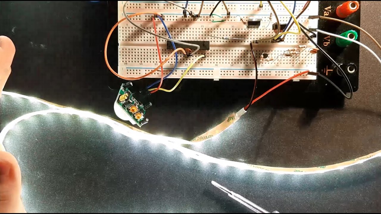 Czujnik ruchu PIR HC-SR501, pasek diod LED oraz Atmega8
