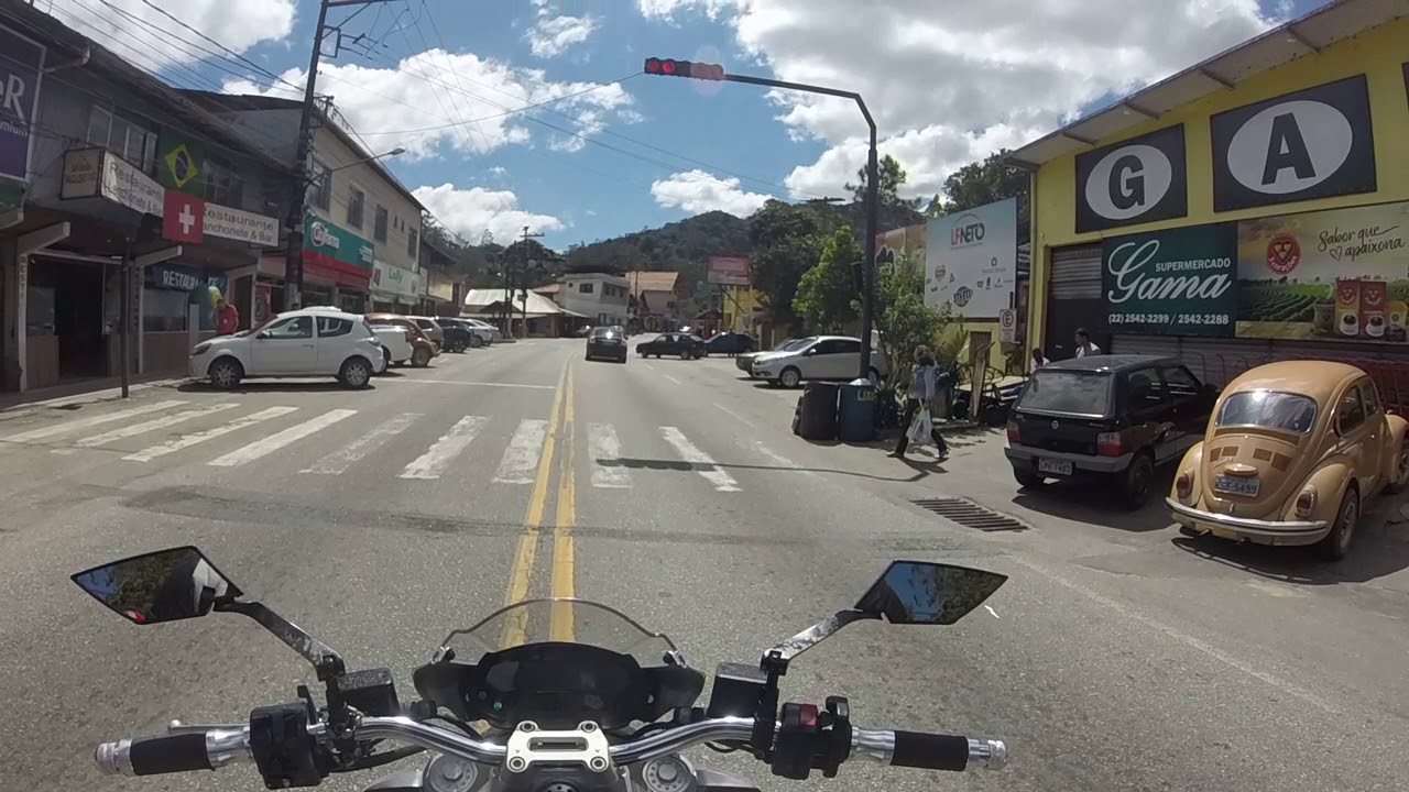 Descendo a serra de Ducati Monster 696.
