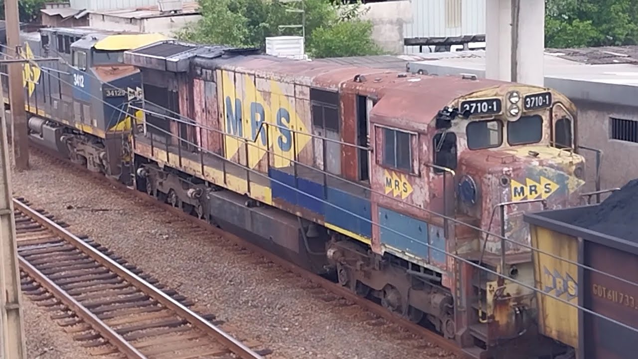 MRS - Trem Carga Geral (KPC61) com a GE C30-7MP #3710-1 rebocada passando na PN de Saudade FSE.