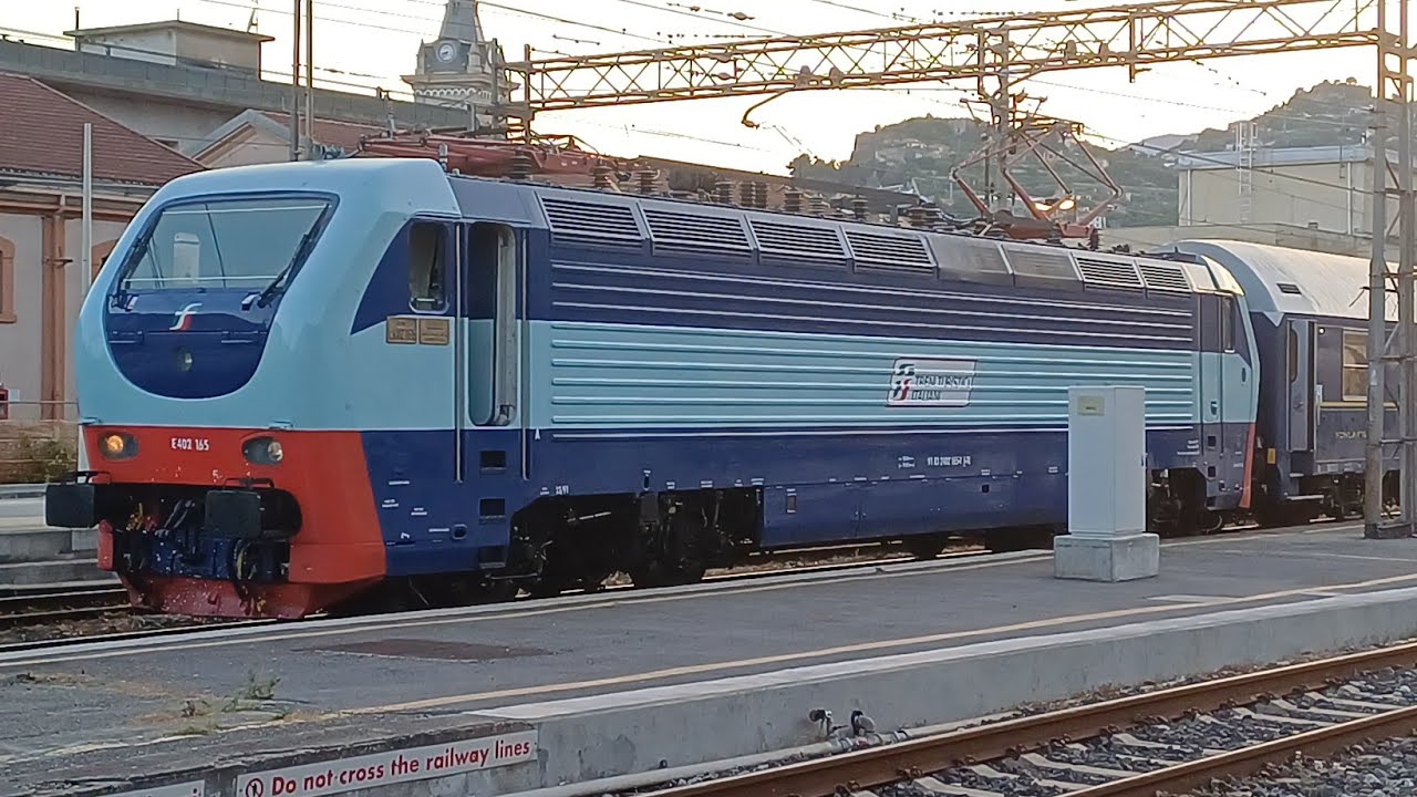 E 402 165 - TRENI TURISTICI ITALIANI - L'ESPRESSO RIVIERA  ripreso a Ventimiglia il 05/07/2025.