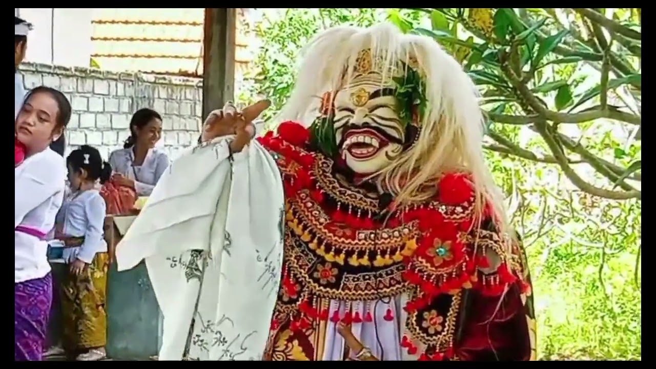 Topeng Wali Sidakarya Dalam Upacara Melaspas Pelinggih di Merajan Agung Manggis Kuning Tusan