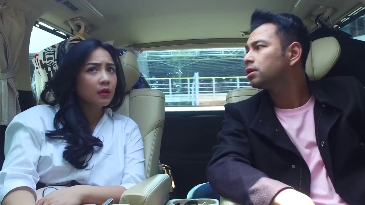 RAFFI AHMAD NAGITA SLAVINA dengan Asuka Car TV Digital Mobil