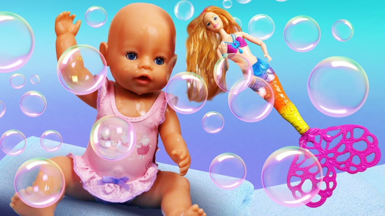 Les bulles de savon. Les surprises pour Baby Born. Vidéo en français pour enfants.