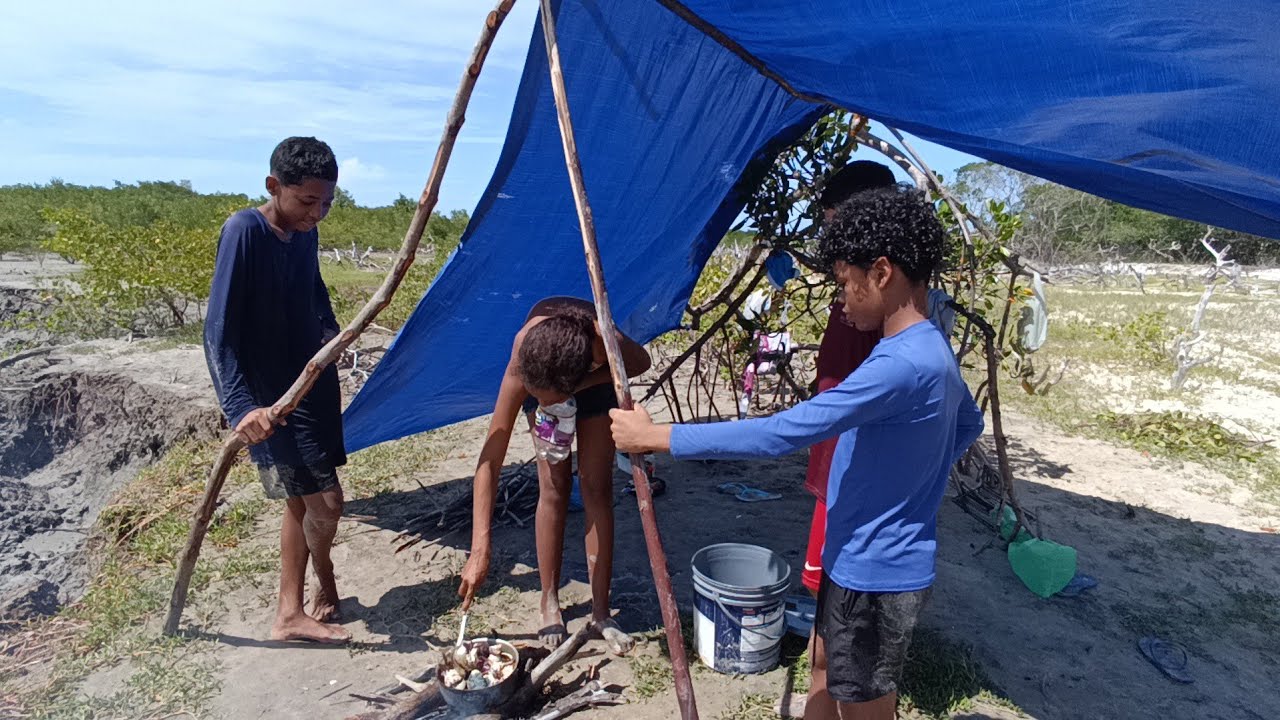 TIRADA DE CARANGUEJOS E PREPARO NO ACAMPAMENTO NA BEIRA DO MAR