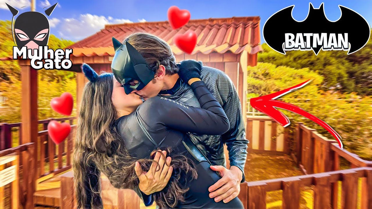 O BATMAN BEIJOU A MULHER GATO NA BOCA !!! NAMORADOS ?
