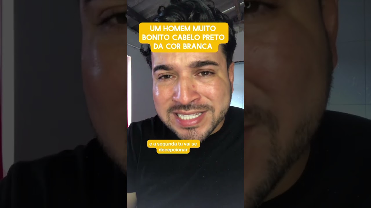 Um homem muito bonito, olhos castanhos, cabelo preto da cor branca
