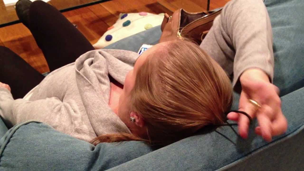 How to put your hair in a pony tail with one hand - Couch Version