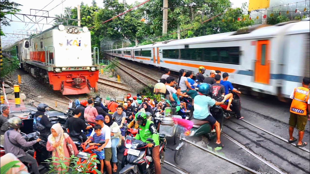 🔴Detik detik kereta api panjang melintas masih banyak yang gak sabar pengin nerobos