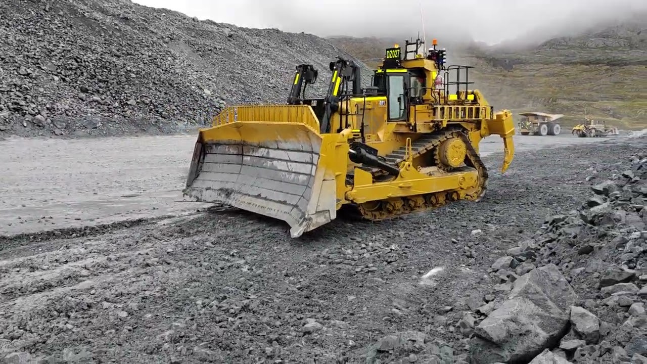 Probando control remoto de nuevo tractor de cadenas Caterpillar D11