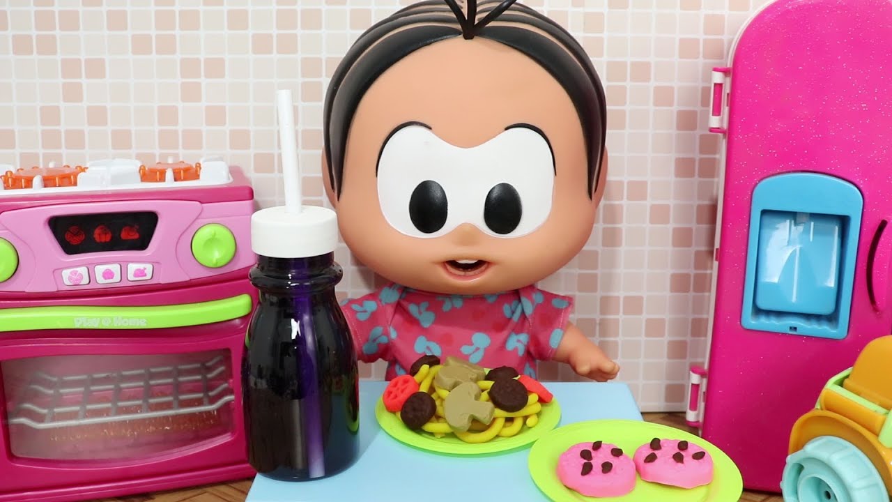 🍼 BABY MÔNICA JANTA FAZENDO MACARRÃO COM HAMBURGER COOKIES E SUCO ROTINA DA NOITE