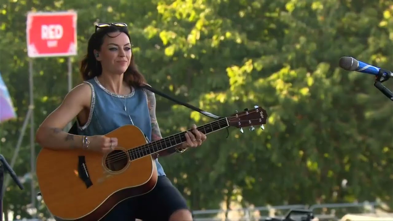 Amy Macdonald - Isle of Wight Festival 2025 - 4 - This Is The Life