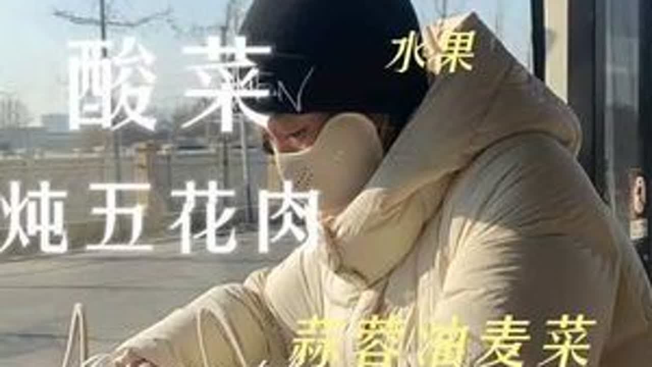 #生活感悟 媳妇送饭晚了，可能是因为工作忙碌或路上耽搁，但这份心意比准时更重要。一顿饭的温度，不仅在于食材和烹饪，更在于背后的情感联结——有人愿意为你奔波，有人等你回家吃饭，这种平凡的陪伴就是最...