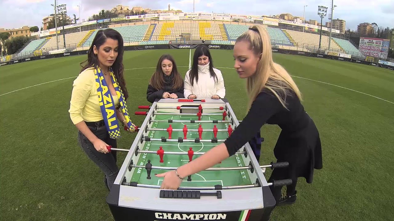 Alessia Macari contro Francesca Brambilla, sfida a biliardino