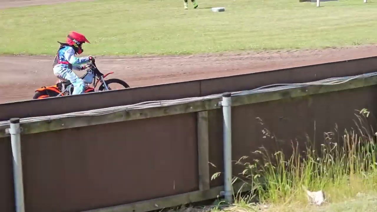 I have red helmet on, speedway skærbæk. https://www.facebook.com/share/12MCC9ggZiQ/