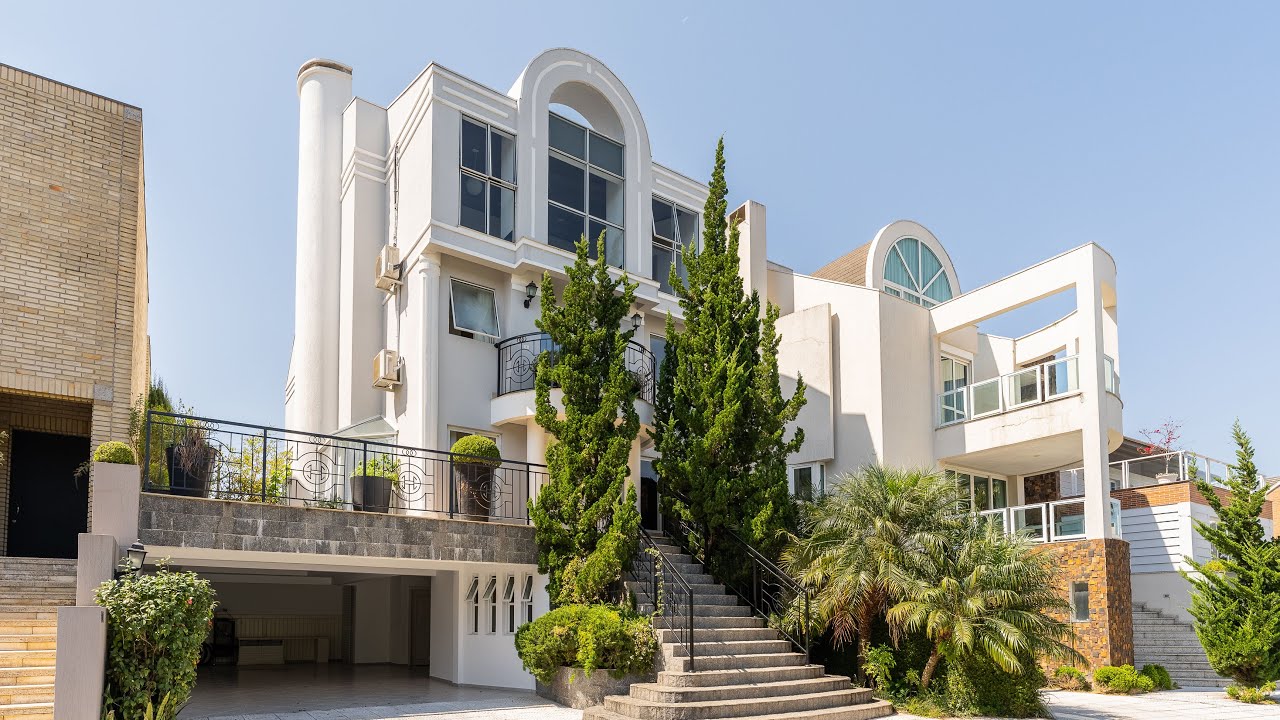 Casa em condomínio, com 505 m² e 4 suítes